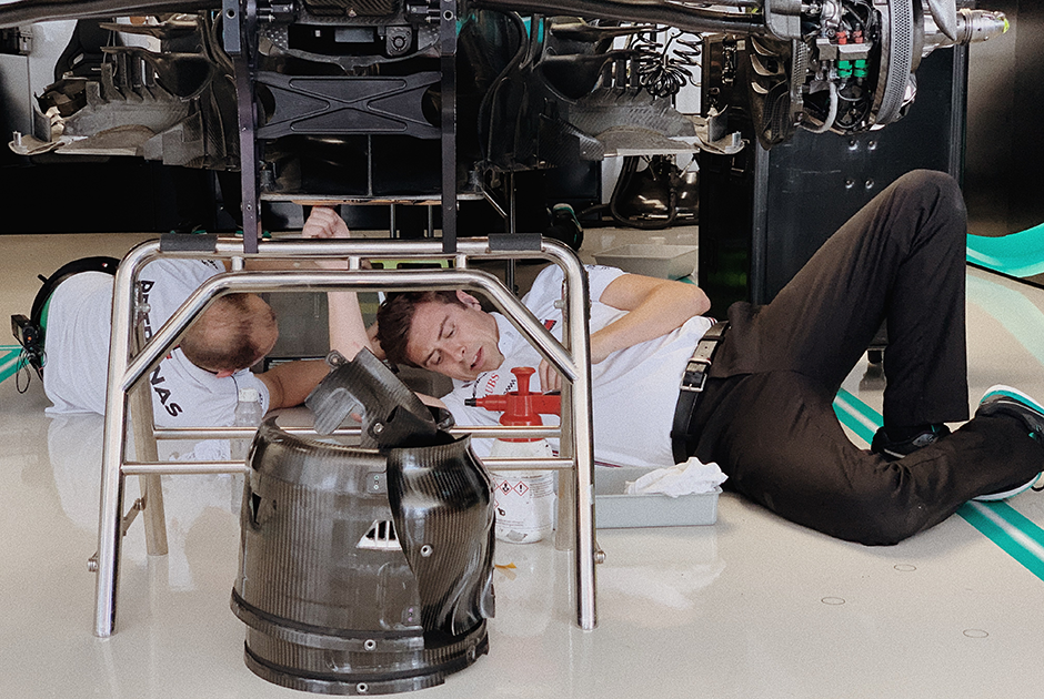 Механики команды Mercedes-AMG за работой