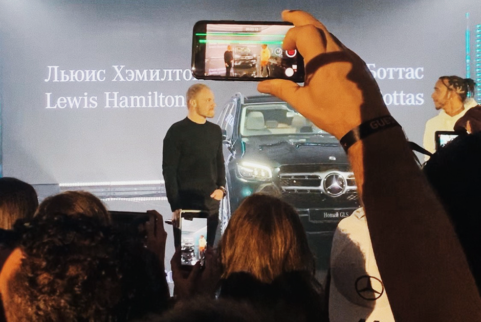 Хэмилтон и Боттас выступают перед гостями вечеринки Mercedes-Benz Star Night