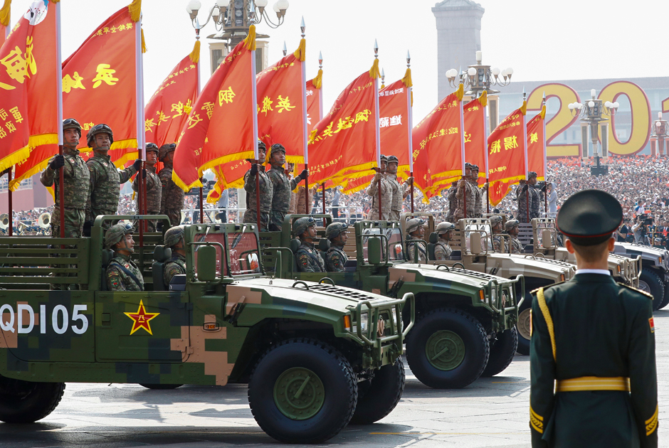 Перед началом парада Си Цзиньпин проехал мимо рядов солдат и поприветствовал их фразой: «Здравствуйте, товарищи!» Те отвечали: «Здравствуйте, председатель!»