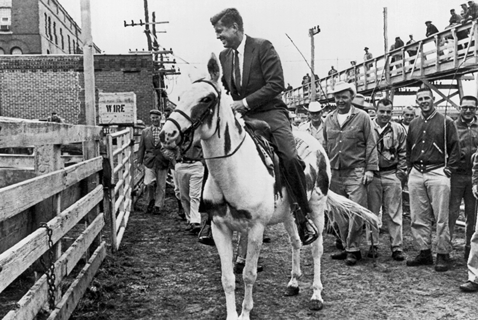 Президент США Джон Кеннеди в костюме верхом на муле, 1960 год
