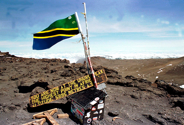 Флаг Танзании на пике Ухуру