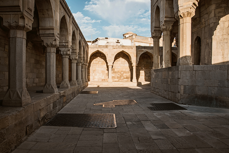 Старый город в Баку, внесенный в список Всемирного наследия ЮНЕСКО, когда-то был средневековой столицей государства Ширваншахов. В дворцовом комплексе Ширваншахов XV века есть дворец, мечеть, усыпальницы и мавзолей. Это одна из главных достопримечательностей Баку.

Диван-хане — часть дворцового ансамбля правителей государства Ширваншахов — расположен в небольшом замкнутом дворике у шахского дворца. 

Существует несколько версий о назначении Диван-хане. По одной из версий, он возводился как приемный зал дворца, летняя веранда, по другой — как мемориальный комплекс. Строительство Диван-хане в конце XV века не было завершено, так как помешали военные события того времени.
