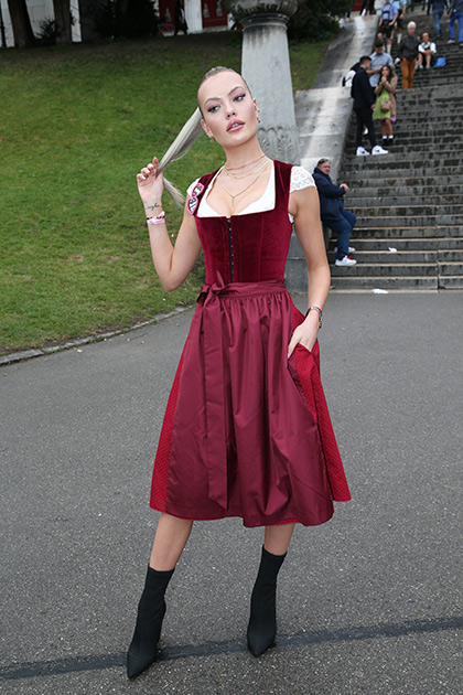 А вот модель Шайенн Охсенкнехт предпочла более элегантный наряд. Под бордовый бархатный дирндль девушка подобрала ультрамодные остроносые сапоги на каблуках.