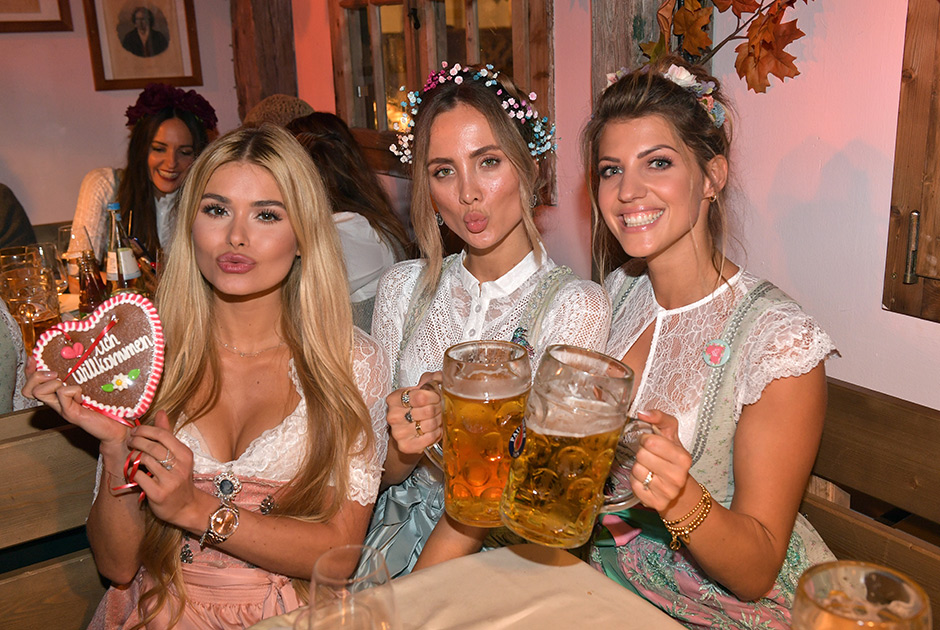 На Октоберфесте вспоминали не только старые традиции баварцев, но и давно вышедший из моды Instagram-тренд. После литровых стаканов пива эти гостьи не придумали ничего лучше, кроме как попозировать с губами-«уточкой».
