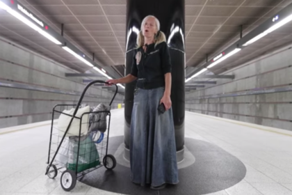 Бездомная россиянка спела в американском метро и собрала десятки тысяч долларов