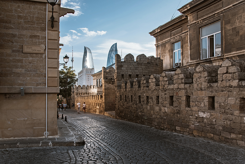 Ичери-шехер (Старый город) в Баку — это, с одной стороны, древний историко-архитектурный заповедник с множеством достопримечательностей, а с другой — жилой квартал.

В Баку гармонично сочетаются как старинные сооружения, так и ультрасовременные. Башни Flame Towers — три небоскреба, по форме напоминающие языки пламени — самые высокие здания в Азербайджане, которые видны из любой точки Баку.

Каждый вечер можно наблюдать эффектное освещение комплекса Flame Towers. LED-экраны на фасаде транслируют движение огня, и башни становятся похожими на гигантские факелы.
