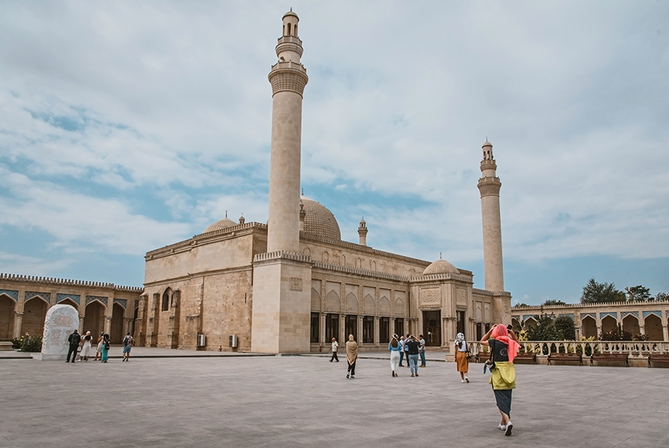 В мусульманском Азербайджане множество величественных и красивых мечетей, одна из них — Джума-мечеть в Шемахе. Это соборная мечеть, где в полдень пятницы совершаются коллективные молитвы. Во дворе мечети может собраться от нескольких сотен до нескольких тысяч человек.

Первое здание мечети было построено в 743 году Абу Муслимом. Мечеть неоднократно восстанавливалась после значительных разрушений, вызванных природными и человеческими факторами. Свой нынешний современный облик шемахинская Джума-мечеть получила после капитальной реконструкции и реставрации в 2010-2013 годах.
