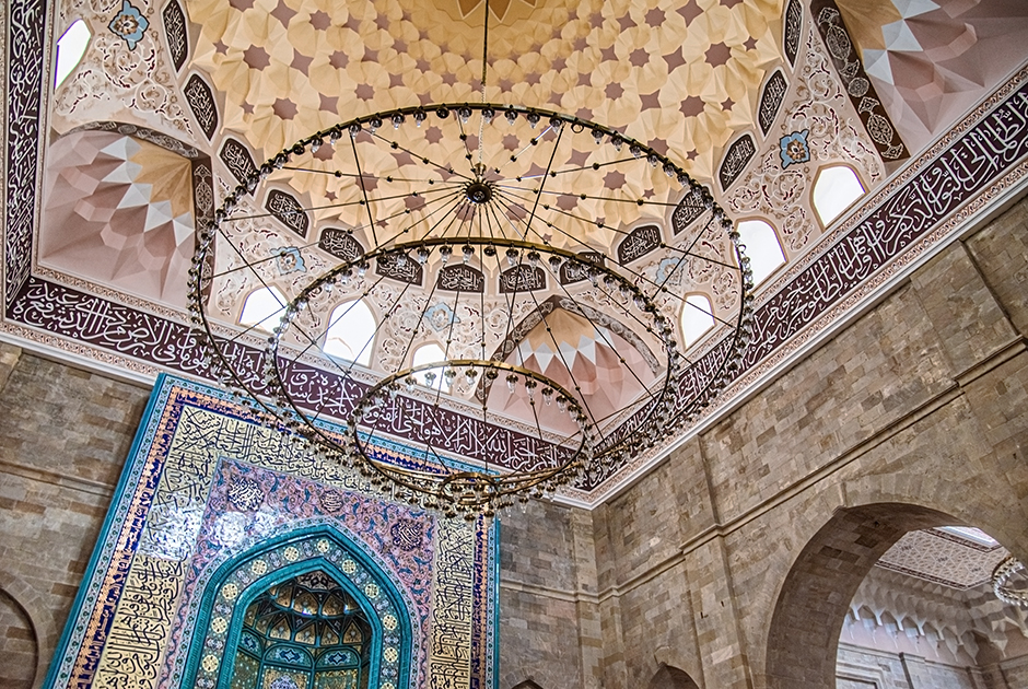 Своды и стены мечети декорированы растительным орнаментом и цитатами из Корана. Орнаментальный декор имеет изысканные цветовые сочетания.