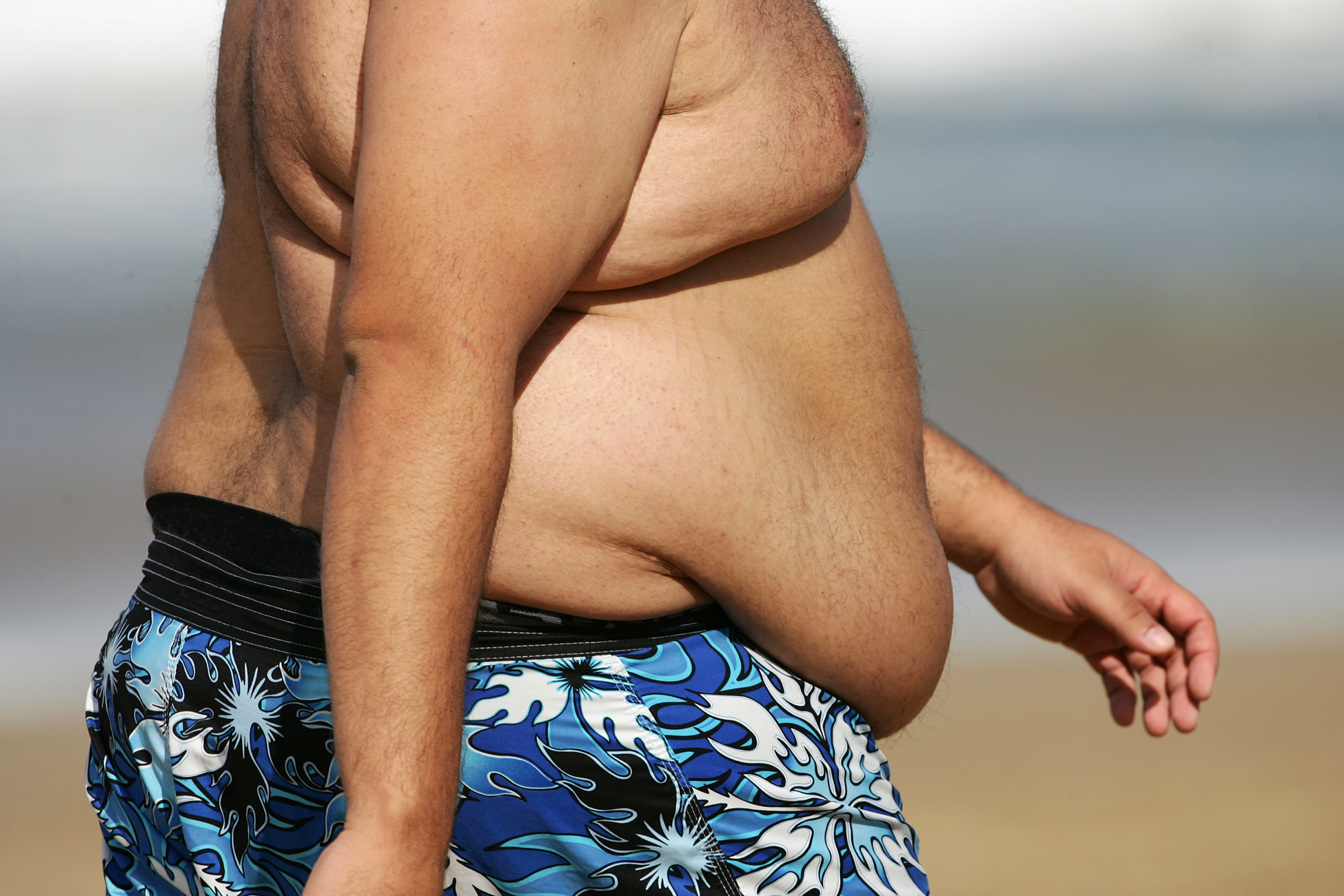 Толстый выше обыкновенного роста широкий с огромными. Весячни живот у мужчин.