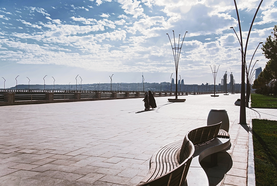Баку восхищает дизайном общественных пространств, поэтому здесь прекрасны как природные пейзажи, так и урбанистические. К примеру, на современной благоустроенной набережной можно насладиться морским пейзажем Каспийского моря и прибрежной частью города.