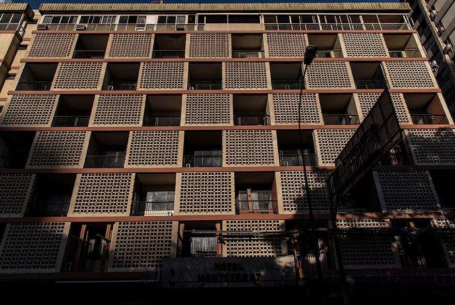 Отель «Монсеррат» некогда считался одним из самых приличных в Каракасе, но все хорошее когда-нибудь кончается. Здание, спроектированное архитекторами Моисеем Бенасеррафом и Карлосом Гинандом и построенное в 1951 году, со временем пришло в упадок. Гостиница функционирует, но не радует постояльцев: в Google ее рейтинг — 3,3 балла из пяти возможных.«Ужасно! Номера грязные, пыльные, пахнут сыростью... Плохое обслуживание. Я ушел без колебаний и без возврата денег. Невозможно провести там ночь», — написал один из пользователей поисковой системы. «Отель в хорошем районе, но с устаревшими удобствами. Лифты не работают, подачу воды ограничивают, горячей воды вовсе нет (хотя говорят, что есть). Подушки ужасные, телевизор маленький, есть кабельное телевидение, но нет пульта дистанционного управления», — добавил другой.
