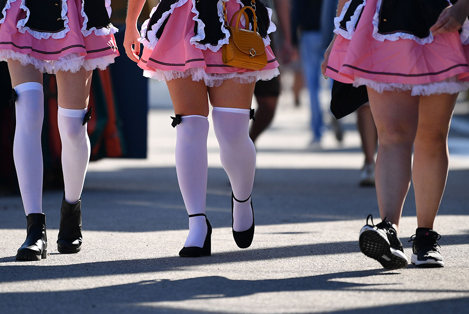 Короткие розовые юбочки с рюшами и белые чулки на некоторых девушках скорее напоминали форму японских школьниц, нежели костюмы участниц баварского фестиваля. Своих форм немки, как обычно, не стеснялись. Да и какие могут быть стеснения в век бодипозитива и инклюзивности.