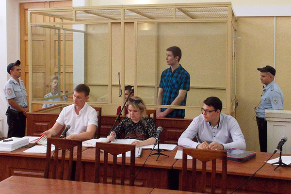Владислав Мордасов (на скамье подсудимых справа), Ян Сидоров (на скамье подсудимых слева) и Вячеслав Шамшин (второй справа)