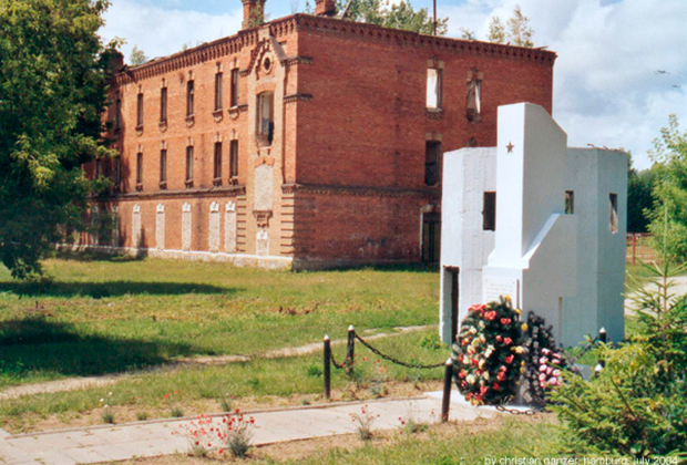 Руины полицейской казармы на территории концлагеря в Березе-Картузской. На переднем плане — советский памятник жертвам концлагеря