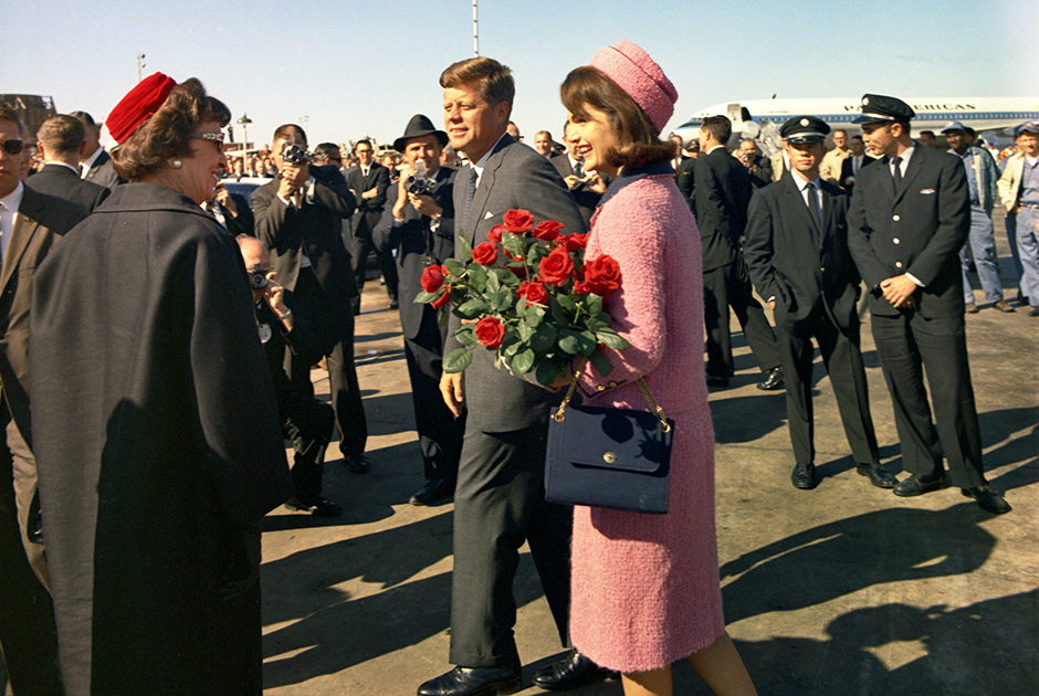Последнее утро в жизни президента Кеннеди: Джон и Жаклин прибывают в аэропорт Форт-Уэрт, откуда на машине отправятся в Даллас