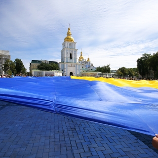 Флаг Украины на Михайловской площади Киева