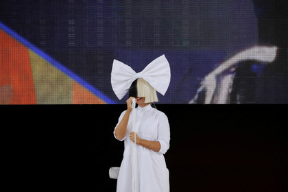 Певица Sia объявила о страданиях из-за редкого заболевания