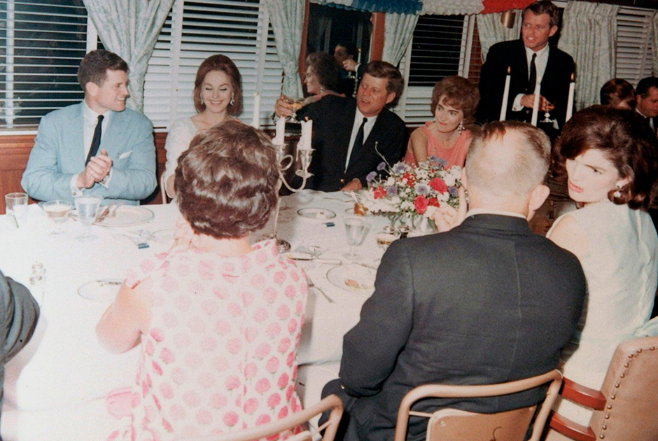 Семья Кеннеди празднует день рождения Джона на яхте, 29 мая 1963 года 
