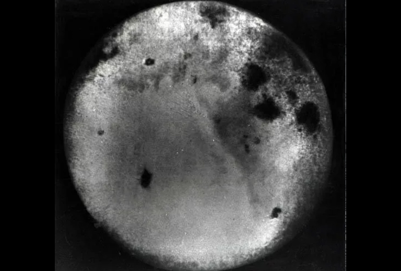 Видео обратной стороны луны. Луна 3 снимки обратной стороны Луны. Обратная сторона Луны первый снимок 1959. Темная сторона Луны 1959. Фотография обратной стороны Луны 1959.