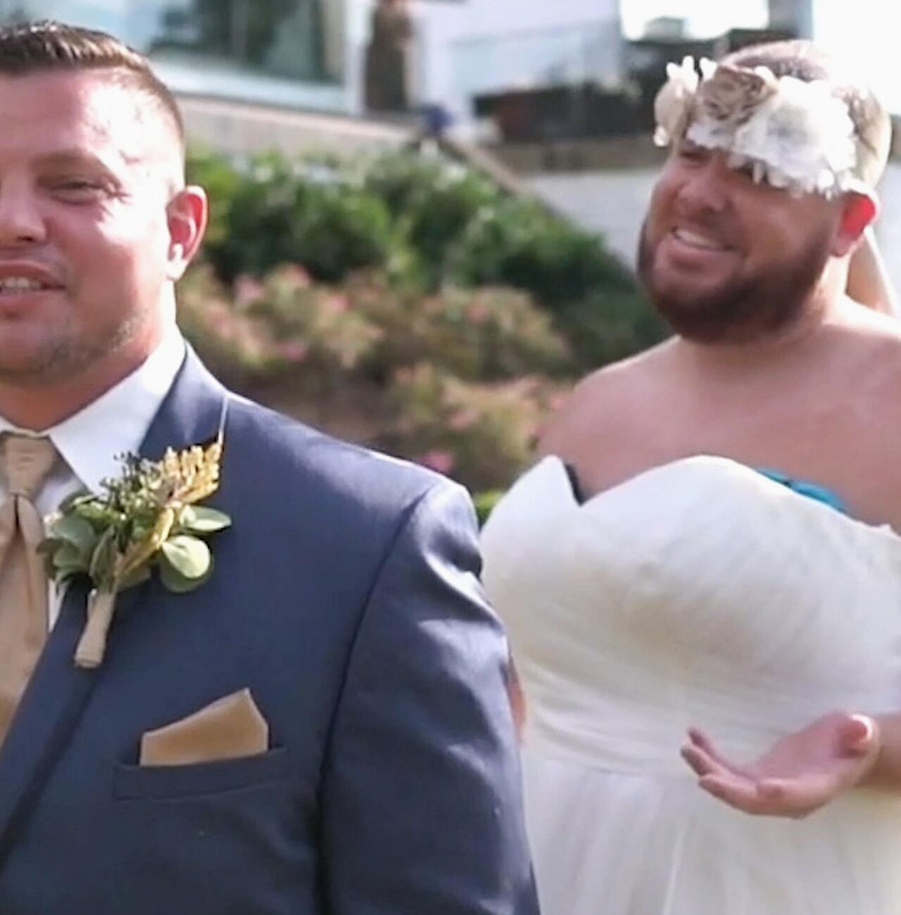 Видео где жених. Невесты двойняшки с женихами фото.