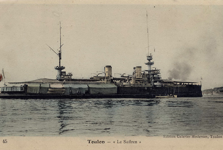 Эскадренный броненосец «Суффрен» (Suffren) на тулонском рейде. Разработан как улучшенная версия броненосца «Йена». Серьезно пострадал во время взрыва «Йены», так как стоял в соседнем доке. 26 ноября 1916 года был потоплен германской подводной лодкой U52 в 50 милях от Лиссабона. Из 648 человек команды не спасся никто