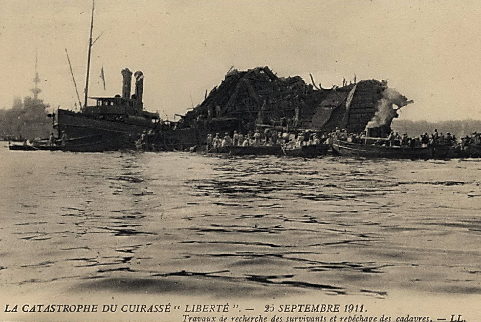 Команды кораблей военно-морской базы Тулона осматривают останки броненосца «Либертэ» 