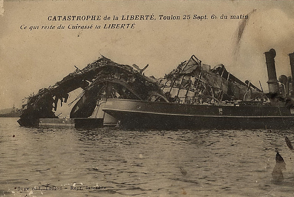 Искореженные останки броненосца «Либертэ» после взрыва 25 сентября 1911 года 