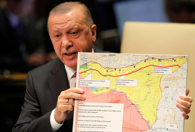 Эрдоган с картой Сирии на сессии Генассамблеи ООН в сентябре 2019 года