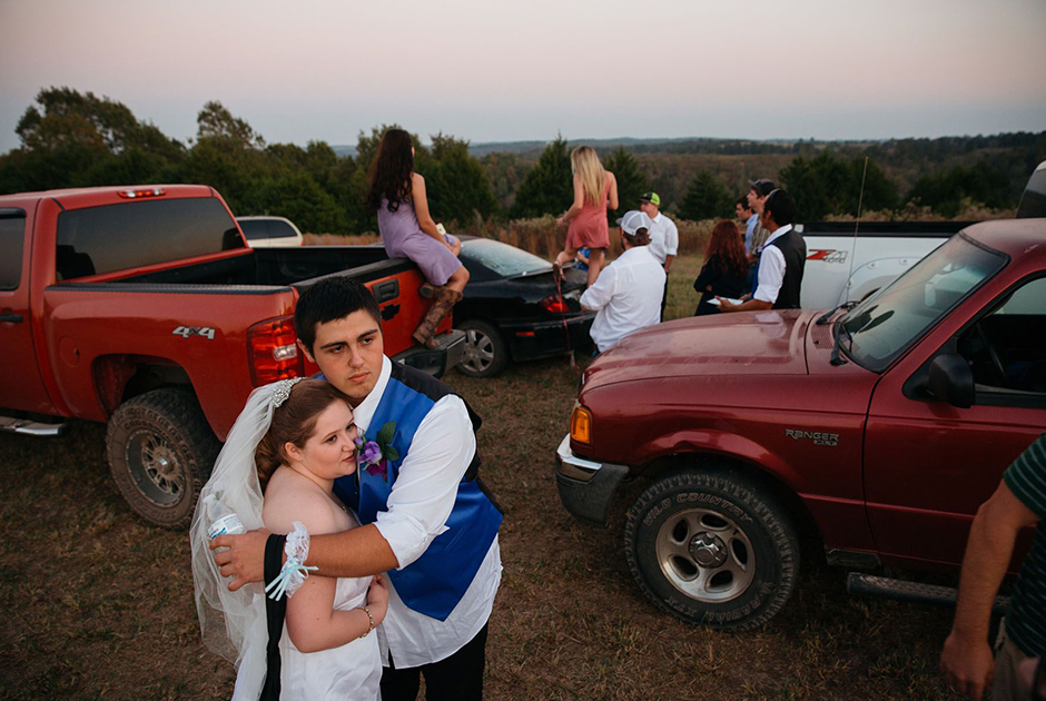 Молодая пара, 20-летняя Тейлор и 21-летний Трей, только что сыграли свадьбу. Они встречались в старших классах и больше года готовились к этому дню. Церемония и застолье уже отгремели, теперь они собрались с друзьями на природе. Снимок «Молодые возлюбленные из Озарка» сделан 14 октября 2017 года жительницей региона, фотографом Террой Фондриест (Terra Fondriest).