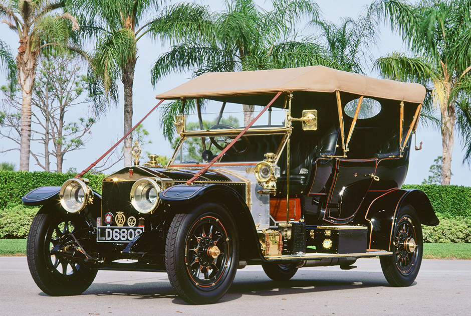 Rolls Royce Silver Ghost 1909 года с кузовом Roi des Belges («король бельгийцев»). Подобные машины появились благодаря Леопольду II, который хотел, чтобы в его фаэтоне были установлены пышные сиденья, как в салоне его многолетней любовницы Клео де Мерод. Чтобы сесть на заднее сиденье, следовало откинуть кресло водителя