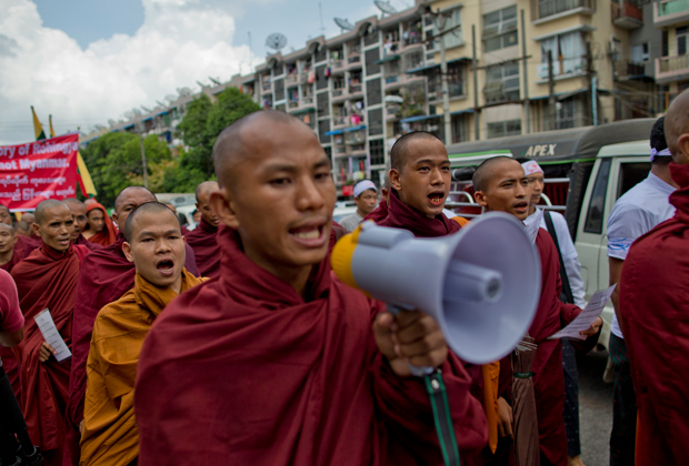 Буддистские монахи выкрикивают националистические лозунги во время протестного митинга в Янгоне, Мьянма