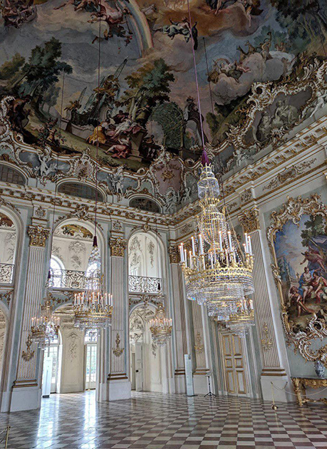 Нимфенбургский дворец, резиденция многих баварских курфюрстов. Каждый из них достраивал и расширял дворцовый комплекс.