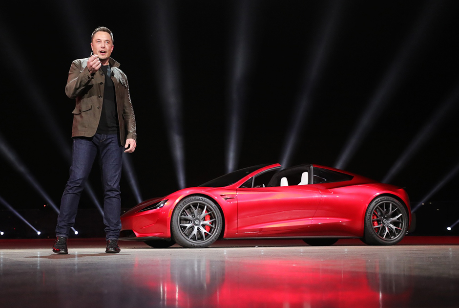 Tesla традиционно рано представляет близкие к серии прототипы, но потом долго и трудно запускает их в производство. Roadster нового поколения показали еще в ноябре 2017 года, но производство должно начаться только в 2020 году. Roadster будет стоить около 250 тысяч долларов и развивать скорость до 400 километров в час, что сделает его быстрейшим электромобилем в мире