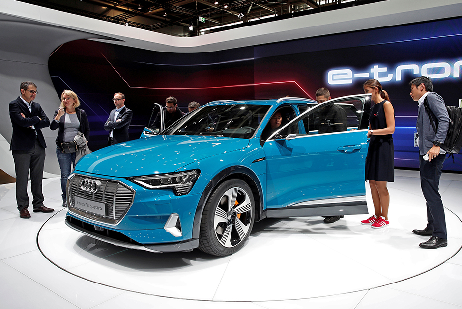 Audi одной из первых начала заниматься темой электромобилей, но ни спорткар R8 E-Tron, ни многочисленные концепт-кары до серии не добрались. В итоге серийный кроссовер E-Tron дебютировал лишь год назад. Его мощность — 360 лошадиных сил, а запас хода — до 417 километров