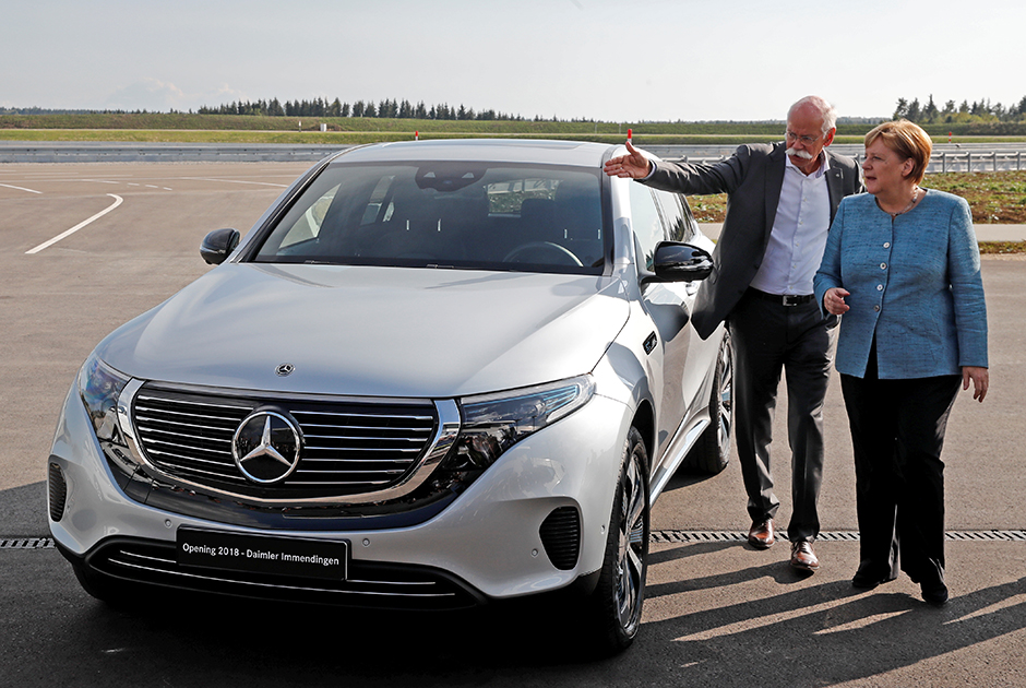 Исполнительный директор концерна Daimler Дитер Цетше демонстрирует Ангеле Меркель электрический кроссовер EQC 400 4Matic. Мощность его электромотора — 408 лошадиных сил, а запас хода — до 417 километров. Он уступает почти всем своим конкурентам по мощности, дальнобойности и динамике. Ставку и в Mercedes-Benz, и в Audi делают прежде всего на своих же клиентов, которые хотят ездить на электромобиле, максимально похожем на привычный автомобиль любимой марки