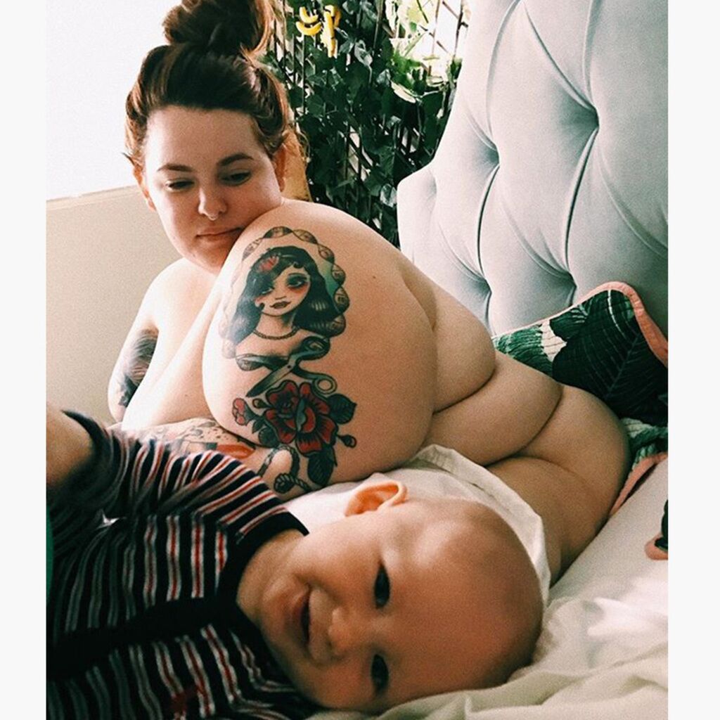 голая мать с младенцем