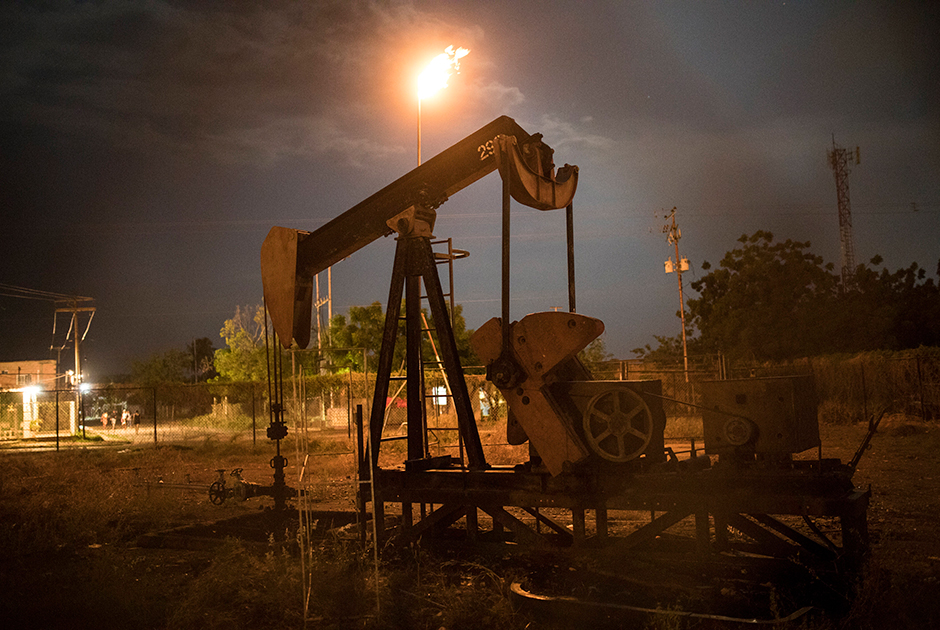 Неработающий нефтяной насос, принадлежащий нефтяной компании PDVSA в Кабимасе