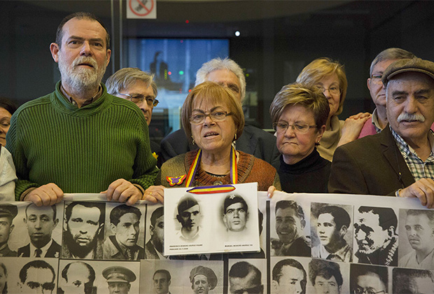 Родственники жертв режима Франко в Испании с фотографиями своих репрессированных близких.