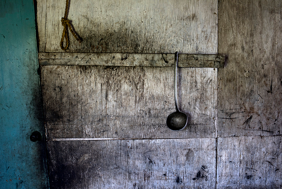 Ложка на кухне рыбака, на стенах помещения остатки сырой нефти