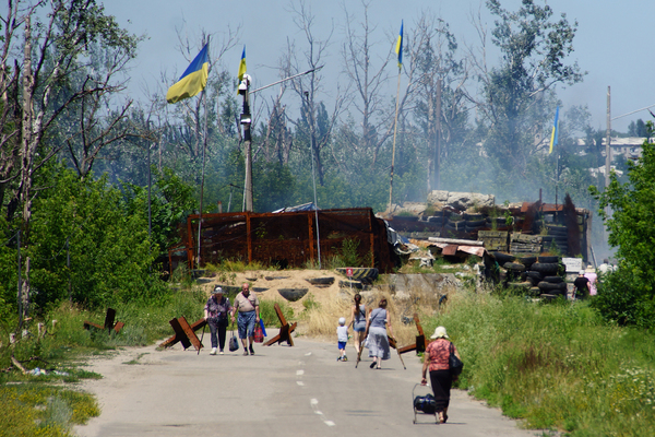 Местные жители в районе пропускного пункта «Станица Луганская», куда прибыли представители ОБСЕ для наблюдения за отводом украинских подразделений