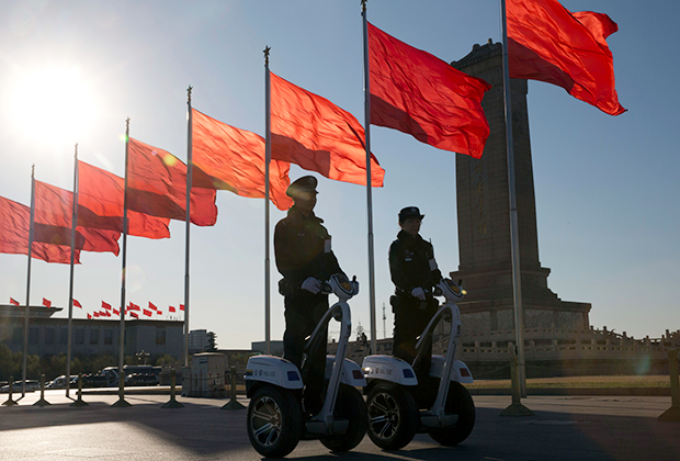 Китайские полицейские на площади Тяньаньмэнь в Пекине