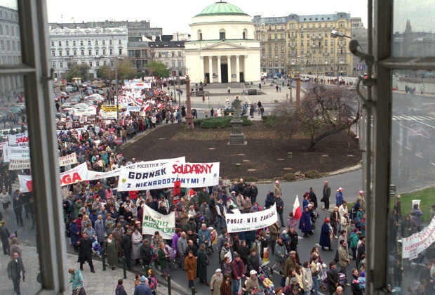 Около 40 тысяч поляков вышли на марш в Варшаве в 1996 году