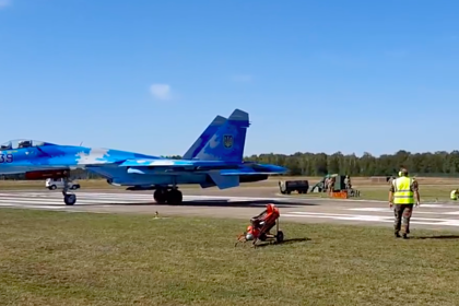 Сдувающий людей украинский Су-27 попал на видео