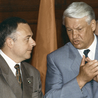 Андрей Козырев и Борис Ельцин в ходе визита первого президента России в Канаду, 1992 год