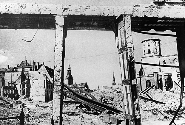 Разрушеные кварталы в Риге после отступления немцев, 1944 год