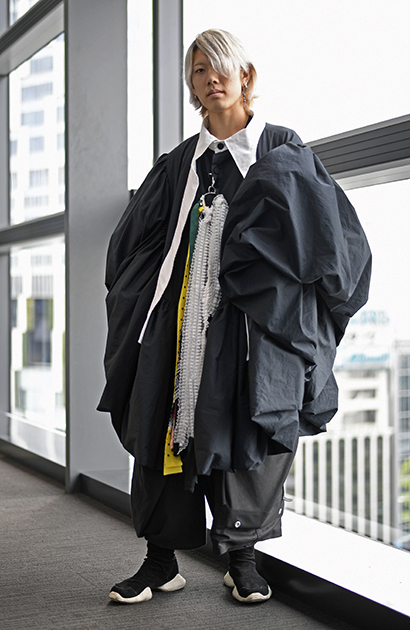 Японцы с самурайской преданностью следуют своему пути. Вот и 18-летний токийский модник Такасуэ стал настоящей жертвой моды со своим оверсайз-образом, который опоздал ровно на год. 

