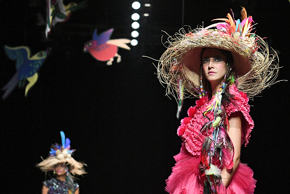 Подиум во время показа Токуко Маэда был украшен пластиковыми пичугами, шляпы напоминали свежесвитые гнезда, а платья моделей — оперение тропических птиц.
