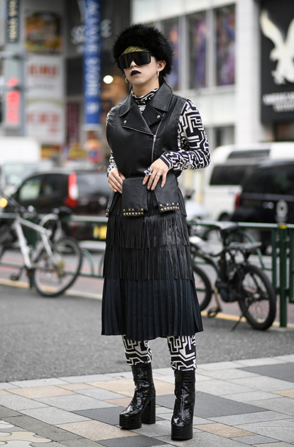 19-летний герой стритстайла Такамичи в юбке, серьгах и сапогах на каблуке.