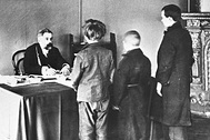 Мировой судья Н.А. Окунев ведет судебное разбирательство. Санкт-Петербург, 1912 год