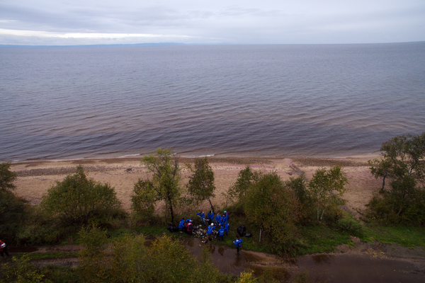 Волонтеры собирают мусор на берегу озера Байкал